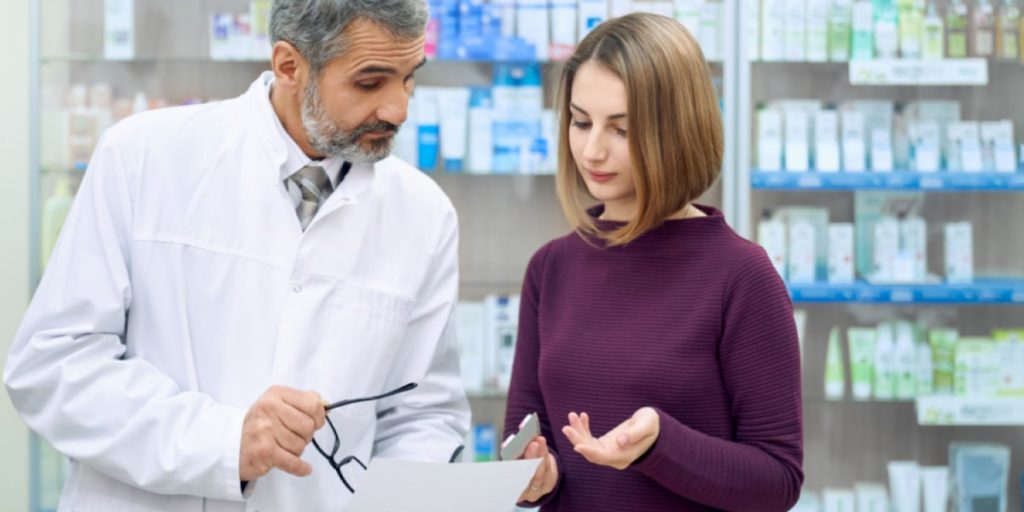 farmaceutico e cliente olhando para receita