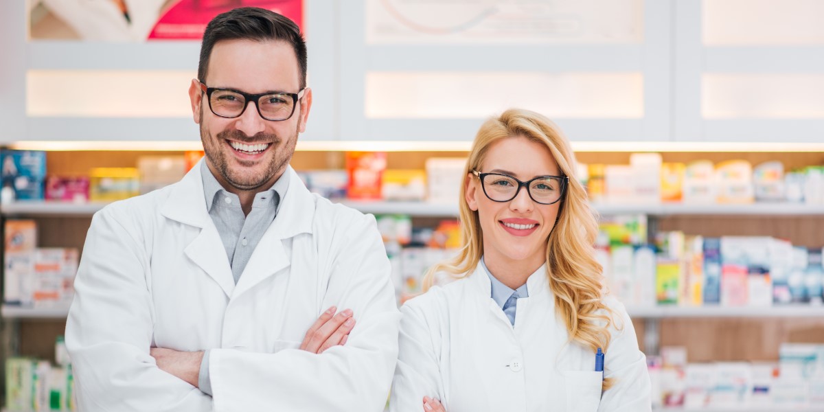 foto de dois farmacêuticos na frente de um balcão de farmácia 
