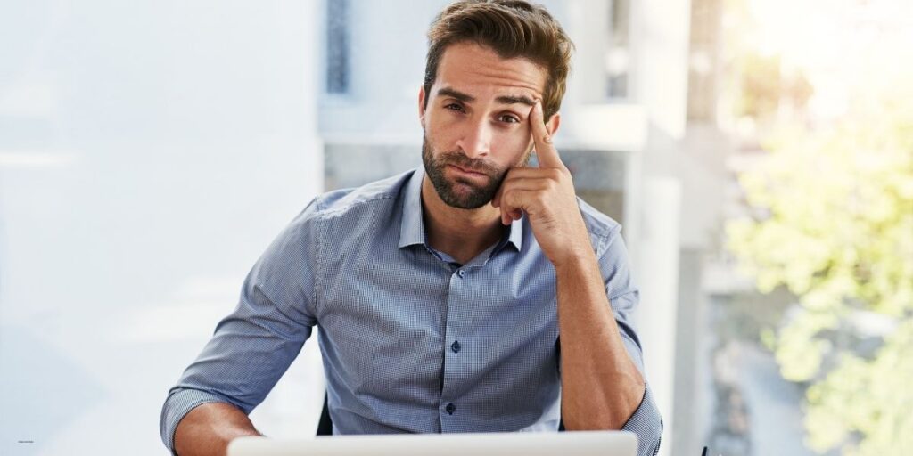 CRM para farmácias homem com dúvidas