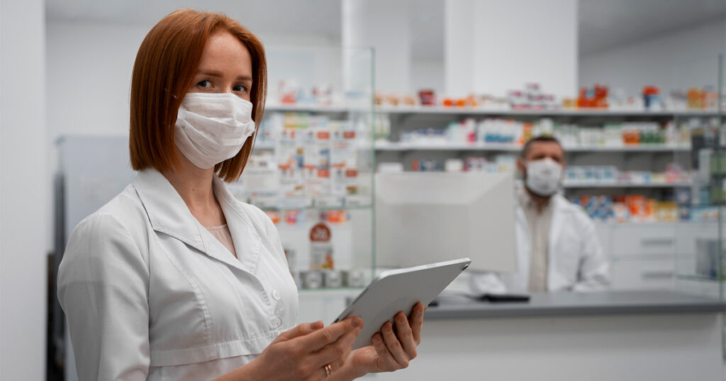 imagem decorativa farmaceutica segurando tablet em uma farmacia na promocao da saude comunitaria
